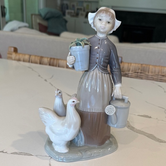 Lladro Porcelain Figurine with Girl and Chickens in Gray and Brown - Picture 1 of 7